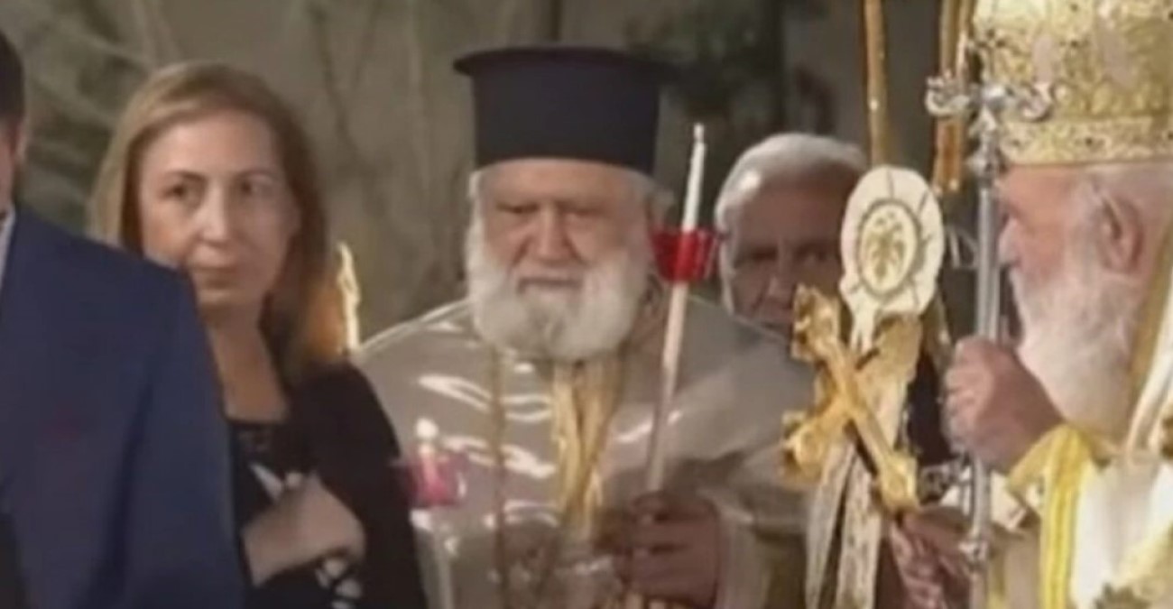 Ελλάδα: Απρόοπτο για τη Μαριλίζα Ξενογιαννακοπούλου στην Ανάσταση – Πήραν φωτιά τα μαλλιά της - Βίντεο