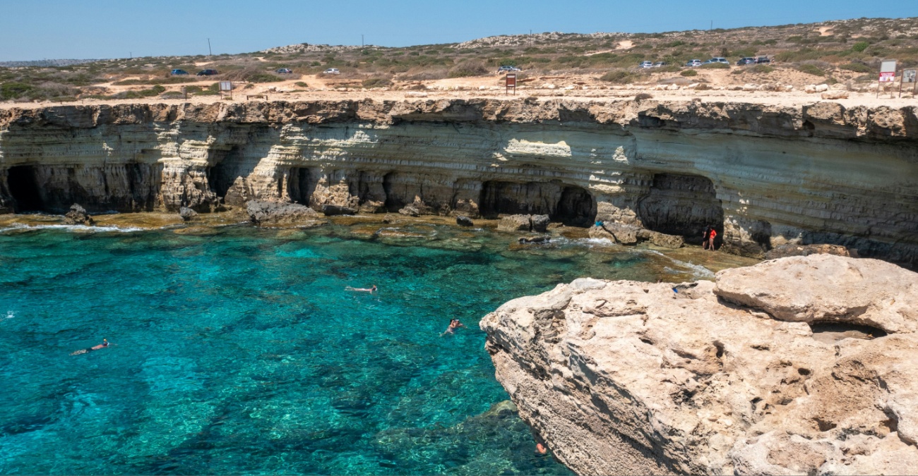 «Μπλόκο» στις επικίνδυνες βουτιές στο Κάβο Γκρέκο: Μπήκαν περιφράξεις στις Θαλασσινές Σπηλιές – Δείτε φωτογραφίες