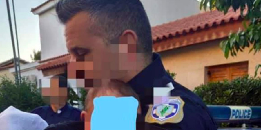 Γλυκά Νερά: Συγκινεί η φωτογραφία του αστυνομικού αγκαλιά με το βρέφος της νεκρής 20χρονης