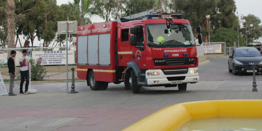 ΛΑΚΑΤΑΜΙΑ: Ρυμουλκό έπιασε φωτιά όταν μετέφερε άλλο όχημα 