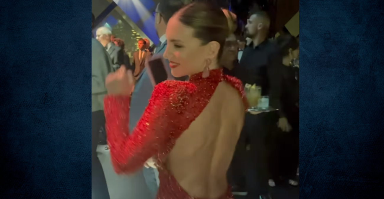 Αθηνά Οικονομάκου: Εντυπωσιάζει με τον χορό της φορώντας κόκκινη εξώπλατη τουαλέτα στο Ντουμπάι - Δείτε βίντεο