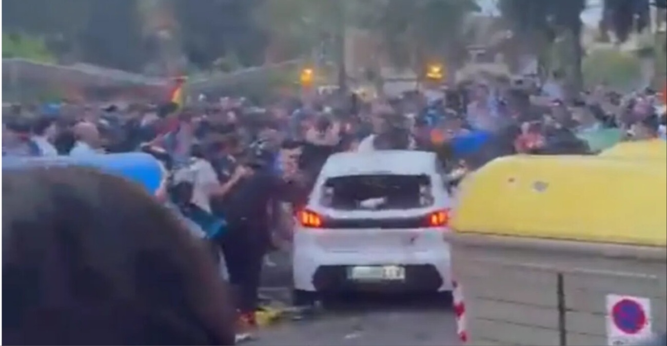 Video: Αυτοκίνητο έπεσε πάνω σε φιλάθλους πριν από το Εσπανιόλ – Μπαρτσελόνα - Δεκάδες τραυματίες