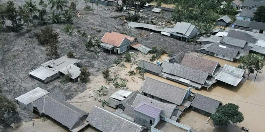 Ισχυρός σεισμός 7,7 Ρίχτερ έπληξε την Ινδονησία – Προειδοποίηση για τσουνάμι