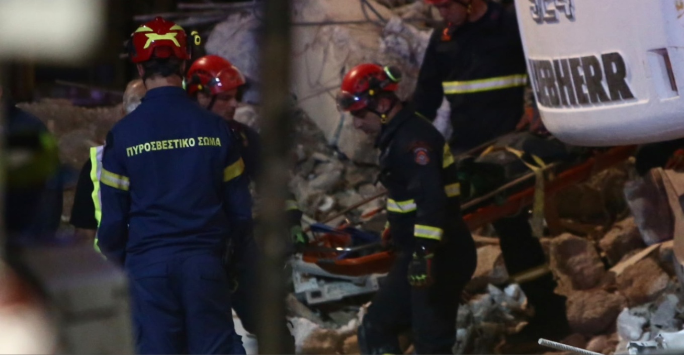 Τραγωδία στην Πλάκα: Ανασύρθηκε νεκρή γυναίκα από τα συντρίμμια – Αγωνία για τους άλλους 5 αγνοούμενους