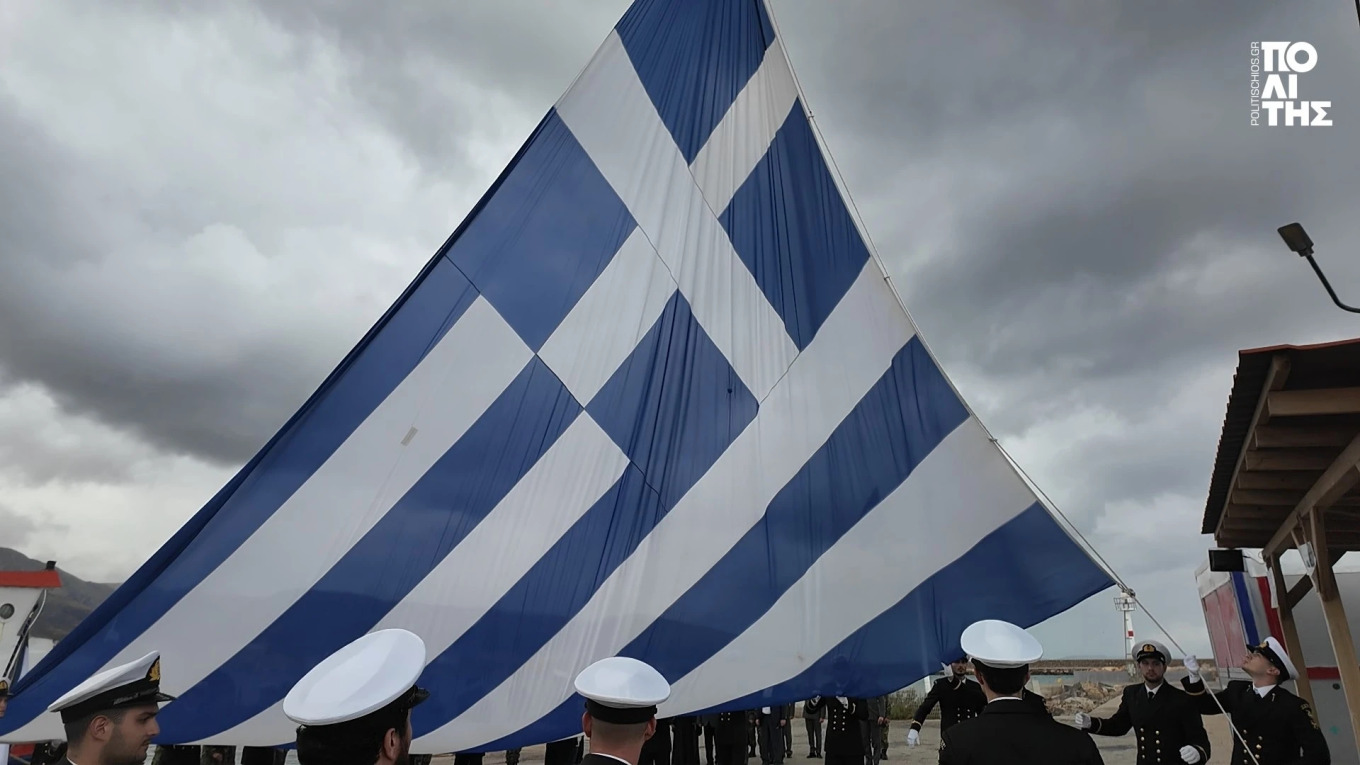 Ρίγη συγκίνησης: Ούτε η βροχή σταμάτησε την έπαρση της γιγαντιαίας γαλανόλευκης στο λιμάνι της Χίου - Δείτε βίντεο 