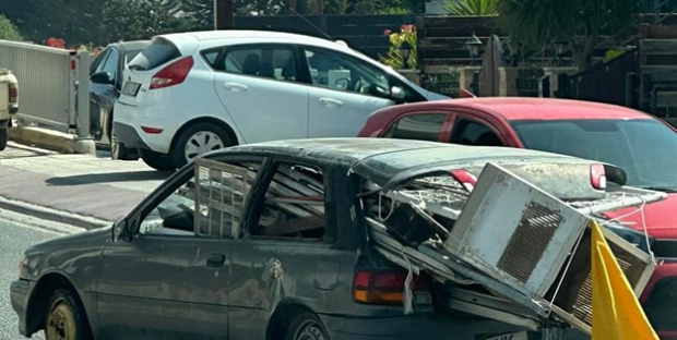Οδηγός κίνδυνος-θάνατος στους κυπριακούς δρόμους: Φόρτωσε παλαιά αντικείμενα και άφησε ανοιχτή την πόρτα - Δείτε βίντεο