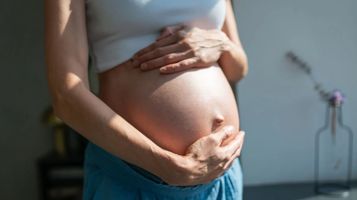 Με πίεζε να κάνω άμβλωση, κατέθεσε η 37χρονη έγκυος που ξυλοκοπήθηκε άγρια στην Καλλιθέα από τον πρώην σύντροφό της
