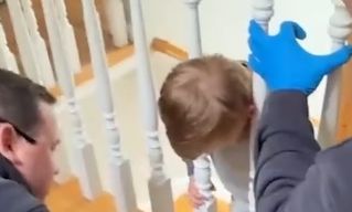Video: Δείτε πώς απεγκλωβίστηκε αγοράκι που σφήνωσε με το κεφάλι στην σκάλα του σπιτιού του