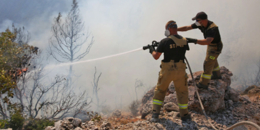 Φωτιά στα Βίλια: Σε εξέλιξη το πύρινο μέτωπο - Συνεχίζουν την επιχείρηση κατάσβεσης οι πυροσβεστικές δυνάμεις