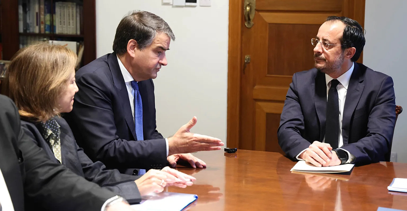 Στην Κύπρο ο ειδικός εκπρόσωπος της ΕΕ για το Κυπριακό – Οι συναντήσεις με Χριστοδουλίδη και Ερχιουρμάν
