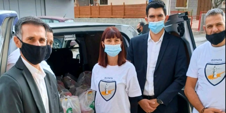 Πράξη αγάπης από αστυνομικούς - Παρέδωσαν 60 σακούλες με τρόφιμα σε άπορες οικογένειες