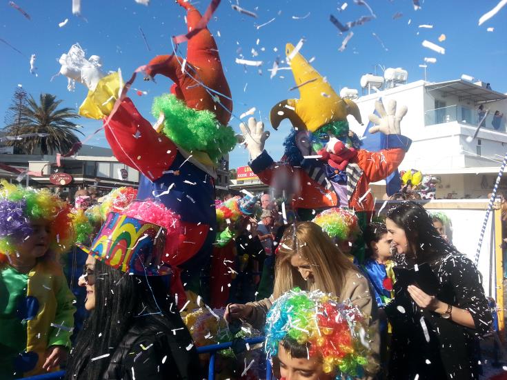 ΠΑΦΟΣ - ΚΑΡΝΑΒΑΛΙ: Πέντε χιλιάδες καρναβαλιστές και 50 ομάδες στην μεγάλη πολύχρωμη παρέλαση