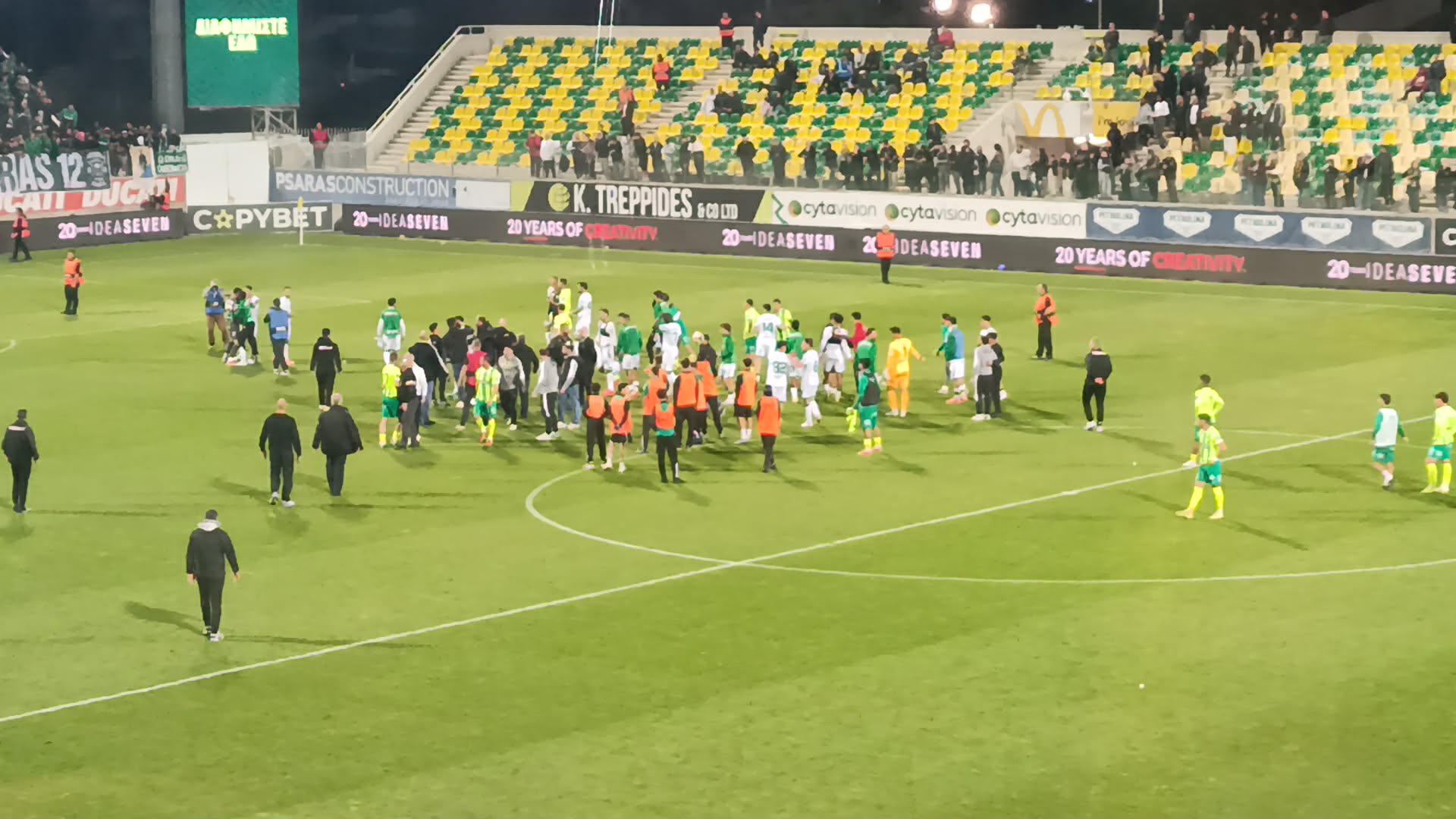 Απρόοπτο στην «Αρένα»: Εισβολή μικρού οπαδού για τον Μαέ και μικροένταση με τους στιούαρτ