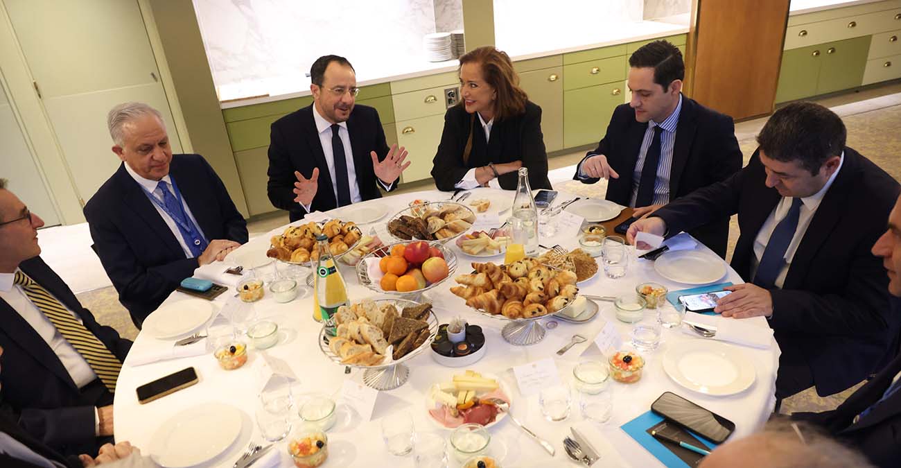 Πρόεδρος Χριστοδουλίδης: Παρακάθισε σε πρόγευμα εργασίας με Κύπριους και Ελλαδίτες βουλευτές, μέλη της ΚΣΣΕ