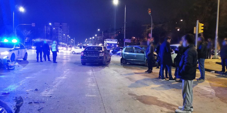 Θεσσαλονίκη: Τρελή πορεία για λεωφορείο - Παρέσυρε 9 οχήματα με αρκετούς τραυματίες – Δείτε φωτογραφίες και βίντεο