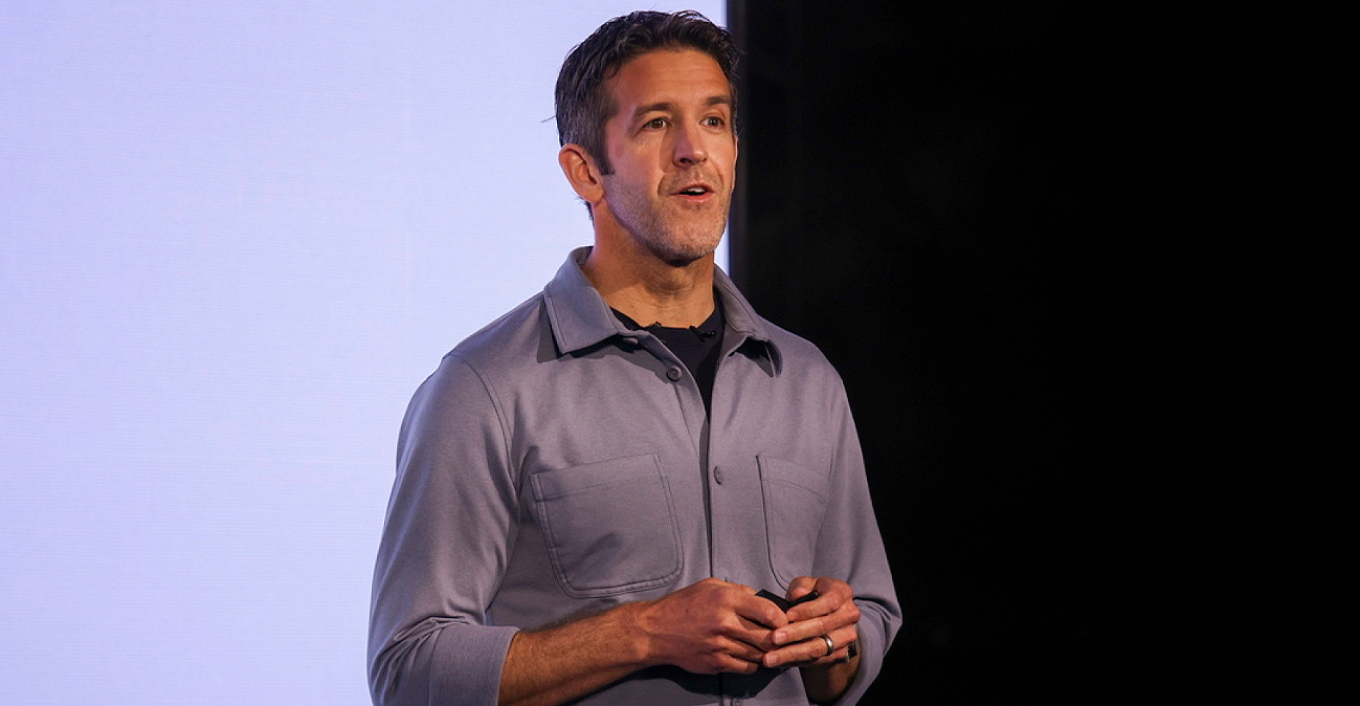 Ποιος είναι ο Τζον Τέρνους, ο νέος CEO της Apple: Ο μηχανικός που αναλαμβάνει την εταιρεία των 4 τρισ. δολαρίων