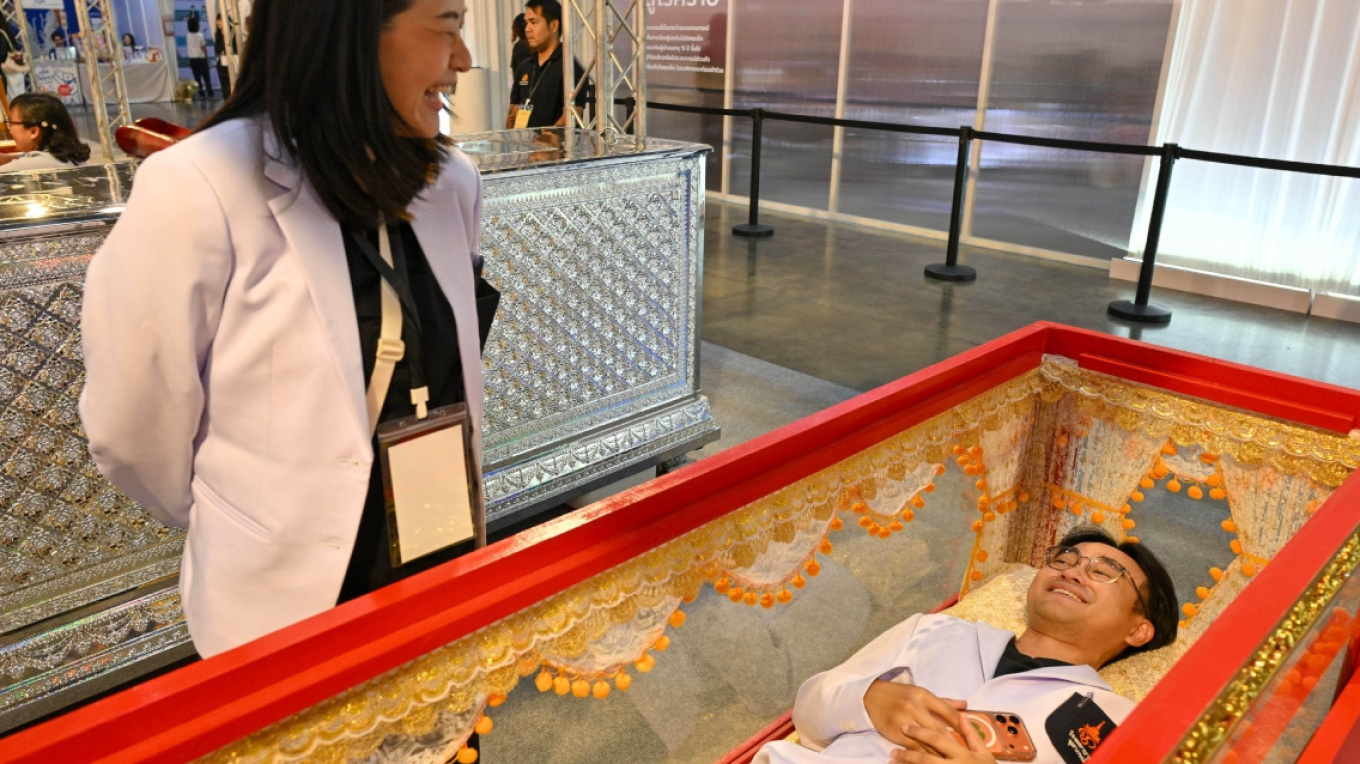 ΒΙΝΤΕΟ: Στο Φεστιβάλ Θανάτου οι επισκέπτες ξαπλώνουν σε φέρετρα για να αντιμετωπίσουν τον φόβο του τέλους