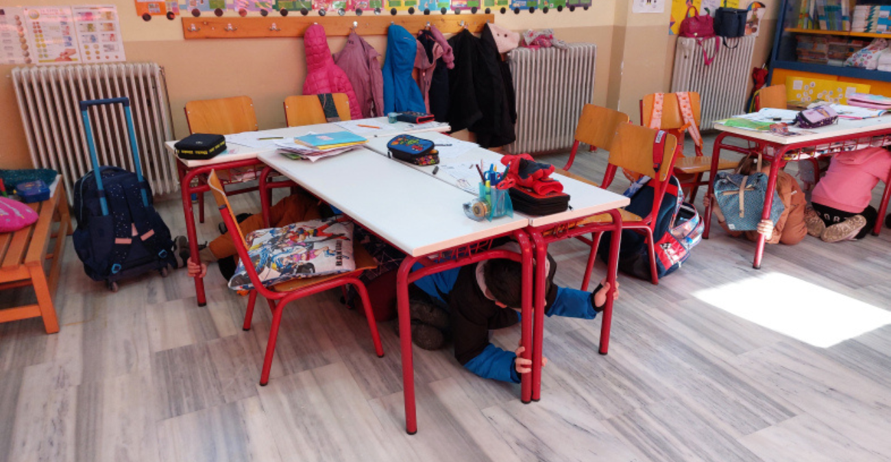 Όταν το «πρωτόκολλο» μένει στα χαρτιά: Τρεις μεγάλοι σεισμοί σε 24 ώρες και κανείς δεν σκέφτηκε μια άμεση άσκηση στα σχολεία;