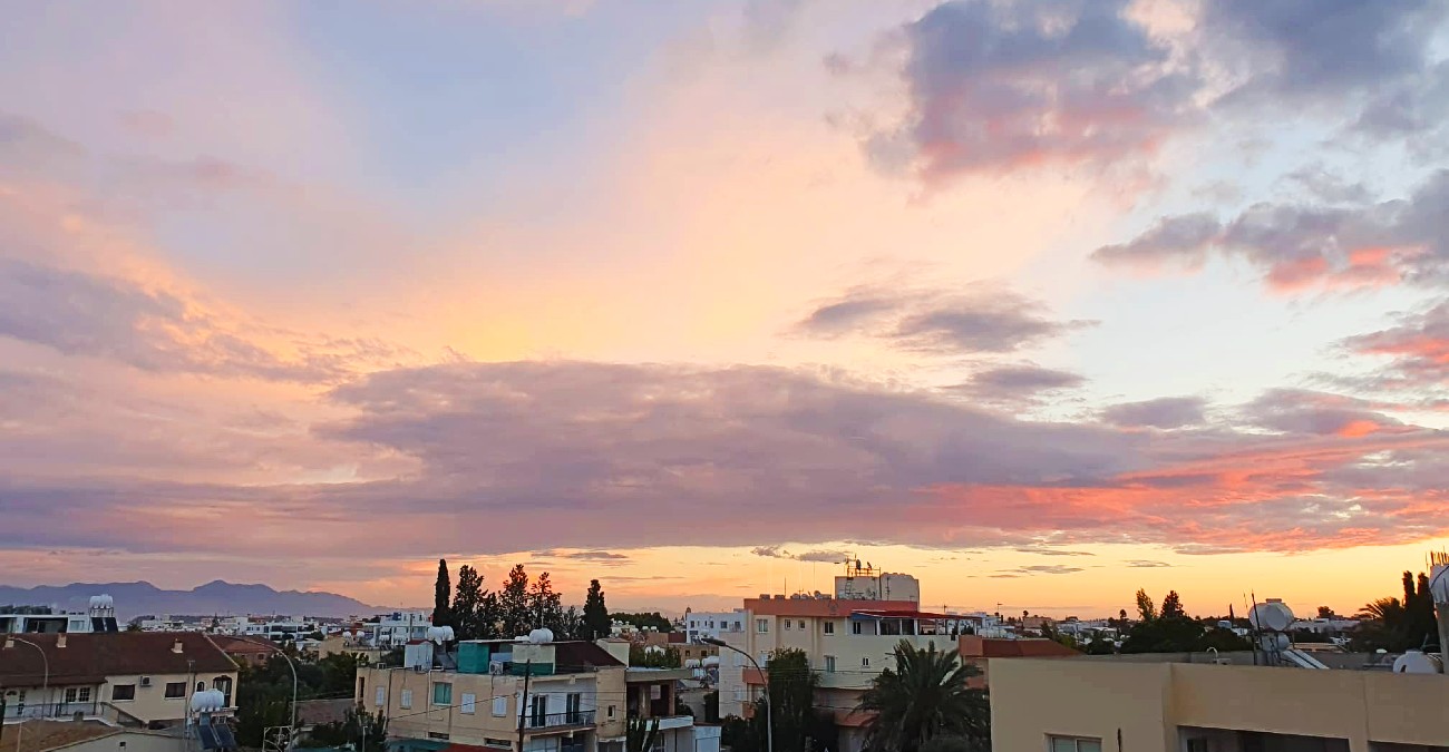 Θερμή αέρια μάζα και σκόνη επηρεάζουν την Κύπρο - Δείτε ζωντανά την εξέλιξη του καιρού το Σαββατοκύριακο