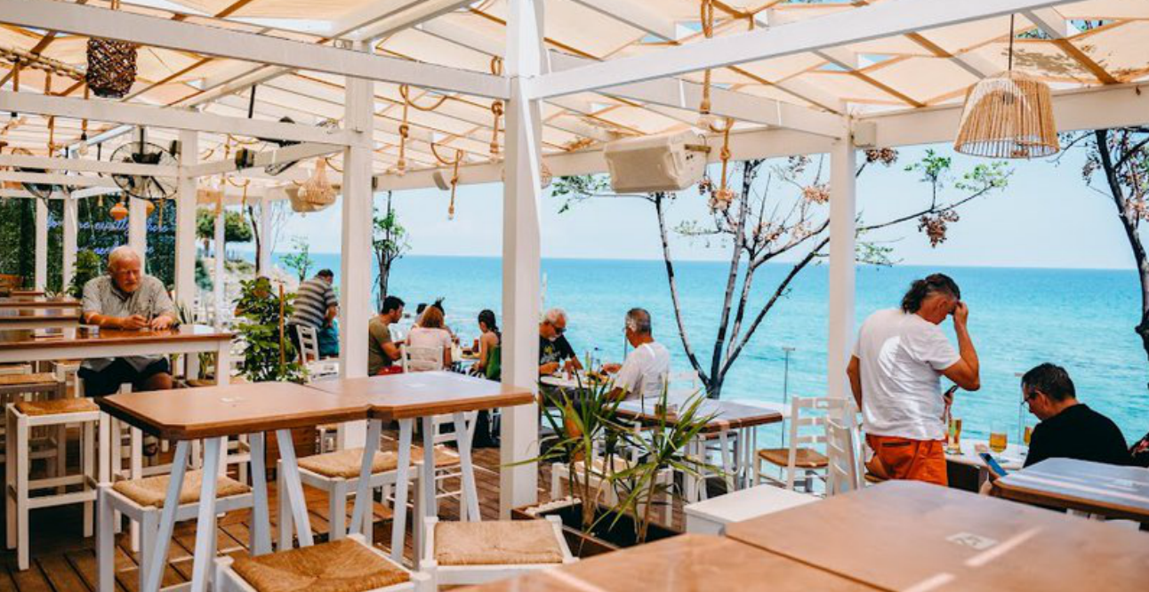 Μια επίσκεψη θα σε πείσει: Το απόλυτο beach bar στον Πρωταρά με θέα την θάλασσα χαρίζει μοναδικές καλοκαιρινές στιγμές
