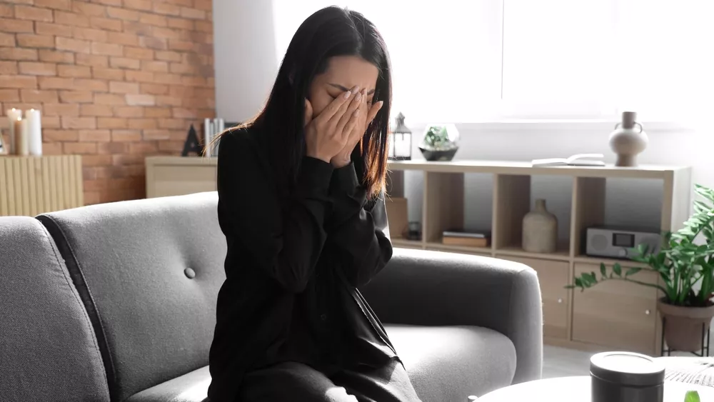 Πώς να στηρίξουμε έναν άνθρωπο που πενθεί: 5 επιστημονικά τεκμηριωμένοι τρόποι