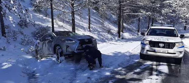 Οδηγοί εγκλωβίστηκαν στα χιόνια: Επί ποδός η Αστυνομία - Δείτε φωτογραφίες 