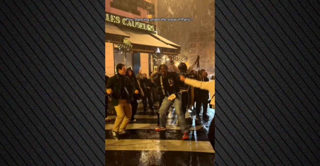 Κόσμος χορεύει στο χιονισμένο Παρίσι υπό τους ήχους του «All i want for Christmas is you» - Δείτε το viral βίντεο