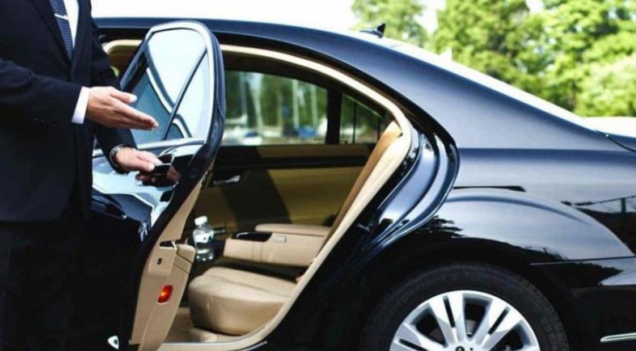 Επ. Θεσμών: Μόνο για πέντε χρόνια το υπηρεσιακό όχημα σε πρώην Προέδρους - Κράτησαν το επίδομα για γραμματέα