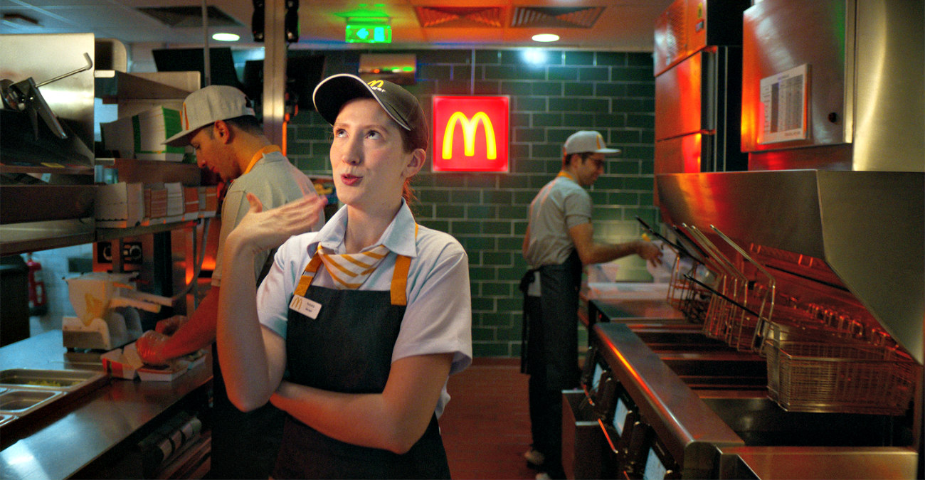 Εντυπωσιακή η νέα διαφήμιση της McDonald’s - Βλέπουμε τις αλλαγές στη διαδικασία ετοιμασίας των μπέργκερ - Βίντεο 