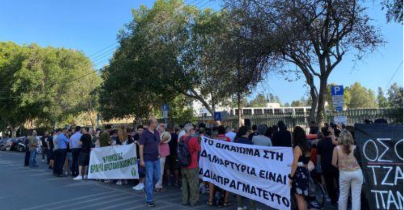«Η Δημοκρατία κινδυνεύει»: Φωνές έξω από τη Βουλή υπέρ του δικαιώματος στη διαμαρτυρία