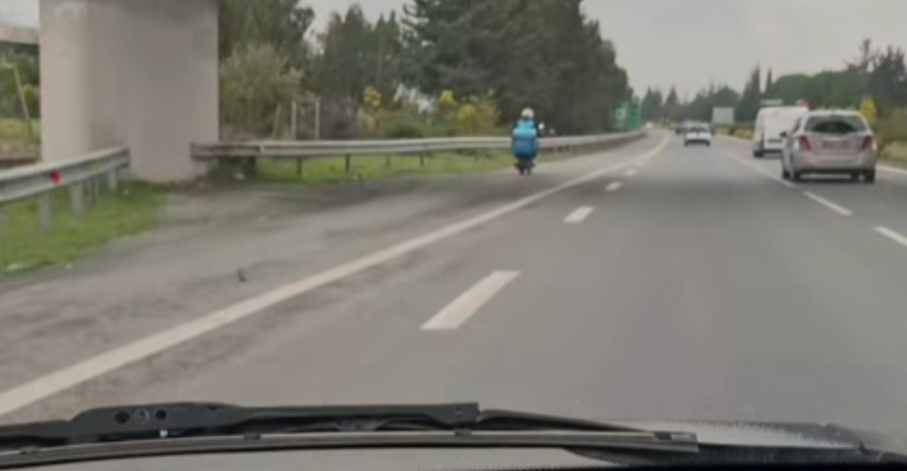 Viral βίντεο: Για ένα μεροκάματο… διανομέας μπήκε στον αυτοκινητόδρομο - Εικόνες που προκαλούν ανησυχία στην Κύπρο