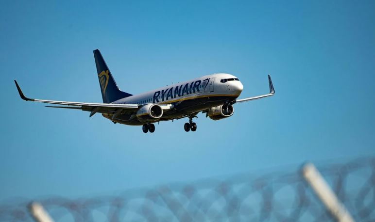 Ryanair: Έρευνα για επιπλέον χρεώσεις σε γονείς που θέλουν να κάτσουν δίπλα στα παιδιά τους - Η απάντηση της αεροπορικής
