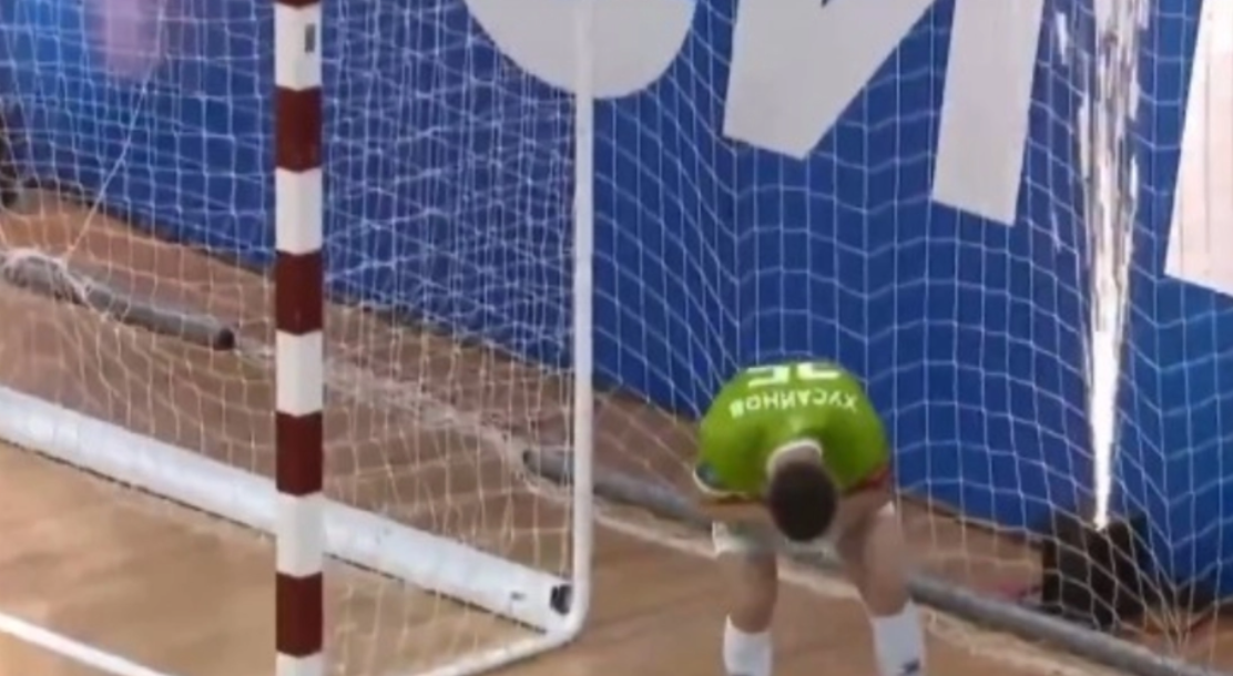 VIDEO: Παίκτης Futsal κόντεψε να χάσει την όραση του λόγω... πυροτεχνημάτων