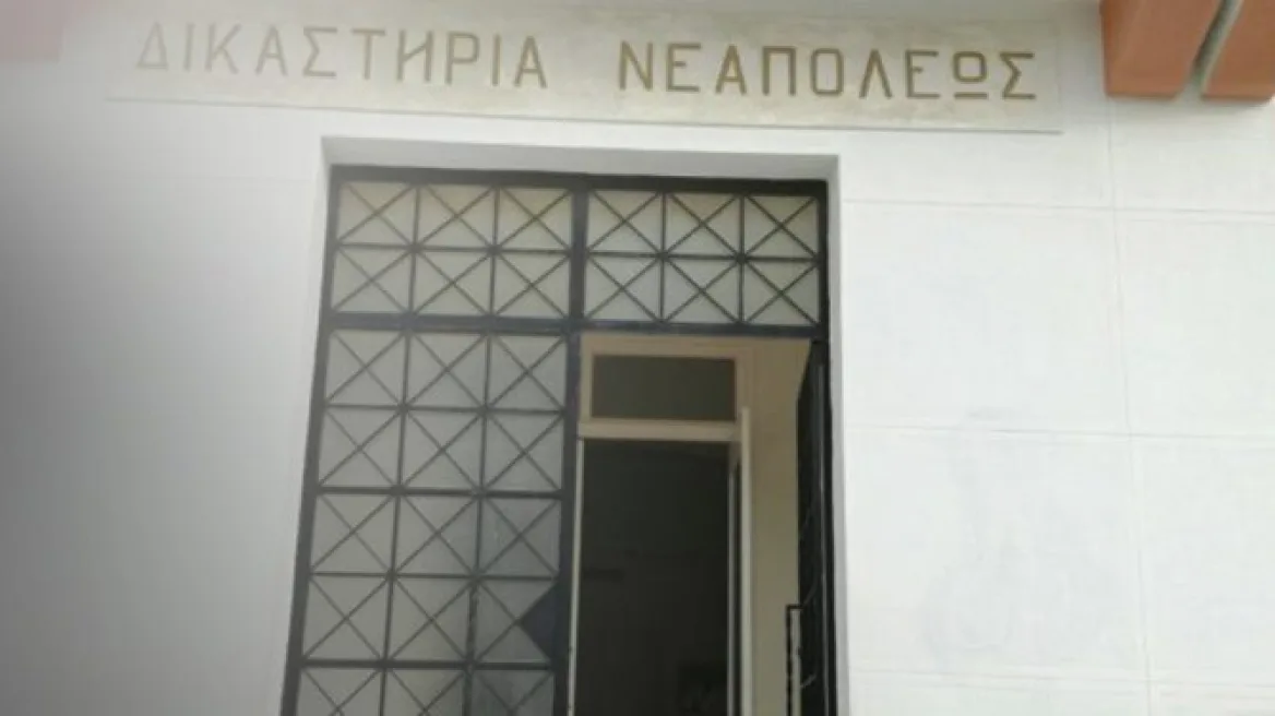 Στον εισαγγελέα ο 26χρονος που χτύπησε με πέτρα τον παππού του στον Άγιο Νικόλαο