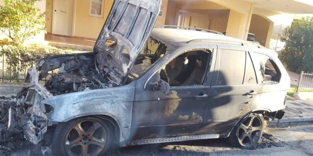 ΞΥΛΟΦΑΓΟΥ: Τρία οχήματα τυλίχθηκαν στις φλόγες - Το σενάριο που 'βλέπει' η Αστυνομία