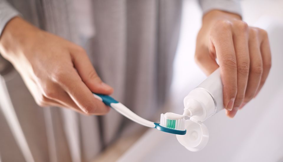 Γιατί πρέπει να βάζεις οδοντόκρεμα στα ρούχα σου -Οι απίστευτες χρήσεις της
