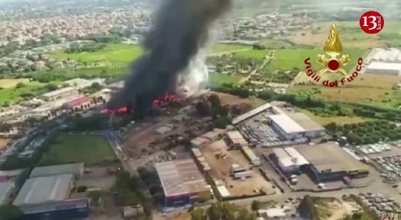 Φωτιά κοντά στο αεροδρόμιο Τσιαμπίνο της Ρώμης - Καθυστερήσεις στις πτήσεις - Δείτε βίντεο 