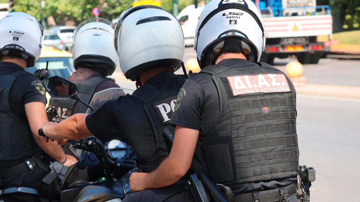Καταδίωξη κλεμμένου οχήματος στο Μενίδι - Αστυνομικοί πυροβόλησαν τα λάστιχα όταν ο οδηγός δεν σταμάτησε στον έλεγχο