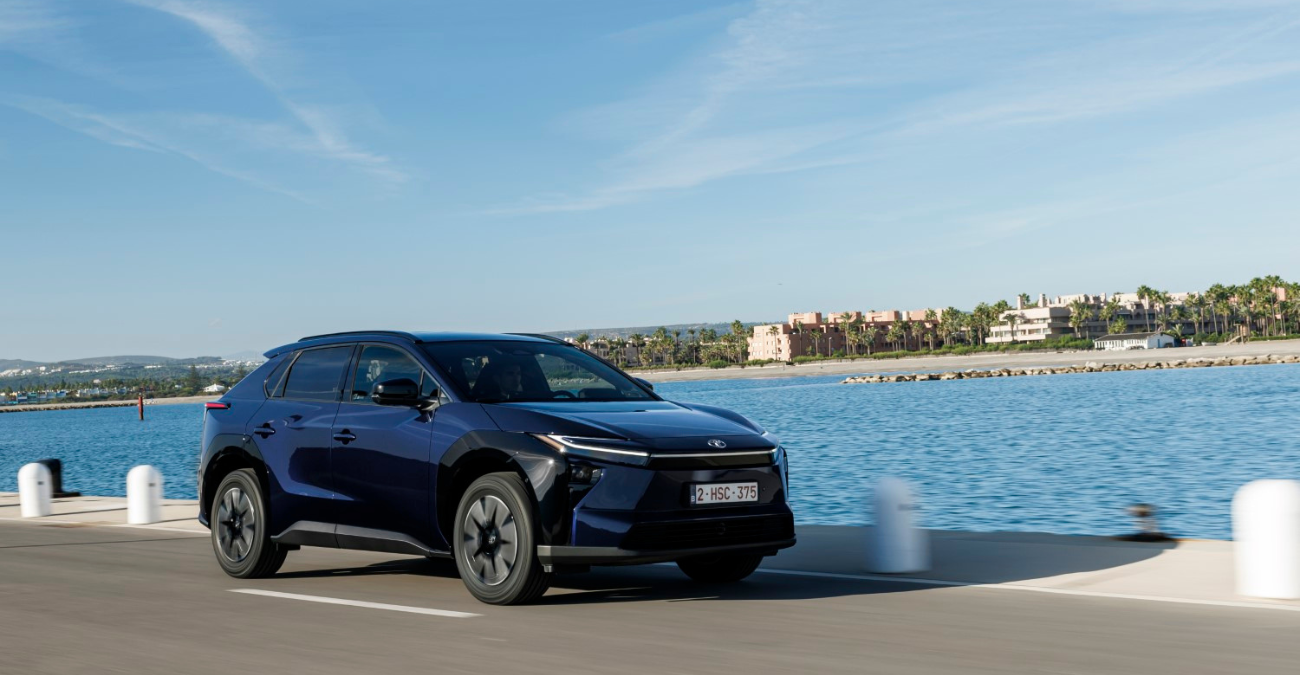 H Toyota επιταχύνει σταθερά τη μετάβασή της προς την ηλεκτροκίνηση