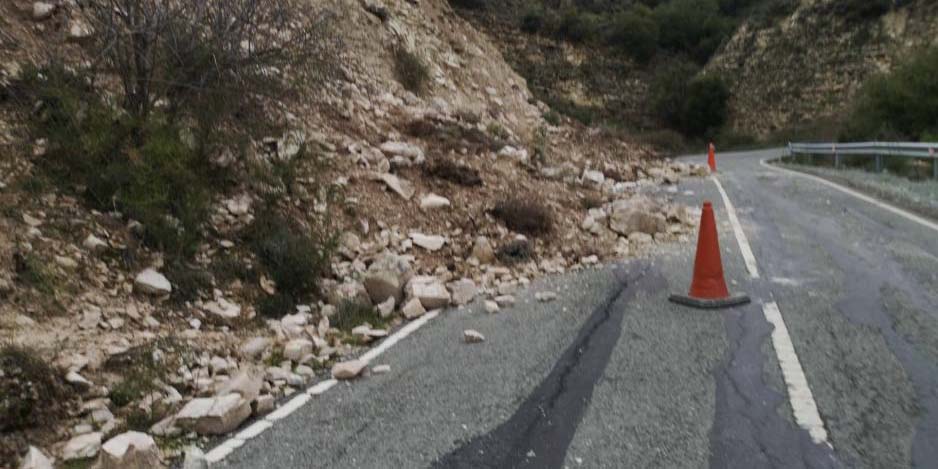 ΠΡΟΣΟΧΗ: Κατολίσθηση πετρών σε δρόμο στα ορεινά λόγω βροχόπτωσης