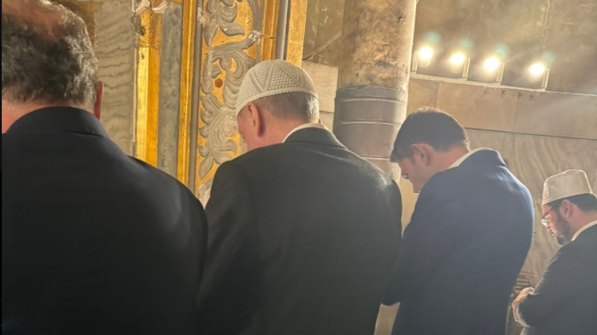 «Φλερτάρει» με τους ακραίους μουσουλμάνους ο Ερντογάν ενόψει δημοτικών εκλογών - Προσευχήθηκε στην Αγιά Σοφιά