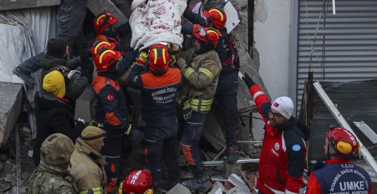 Τουρκία: Ένα 10χρονο κορίτσι ανασύρθηκε ζωντανό από τα ερείπια 183 ώρες μετά τον σεισμό