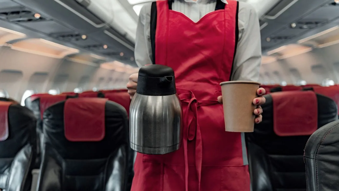 Τι αποφεύγουν οι αεροσυνοδοί στις πτήσεις - Προτείνουν να κάνουμε το ίδιο