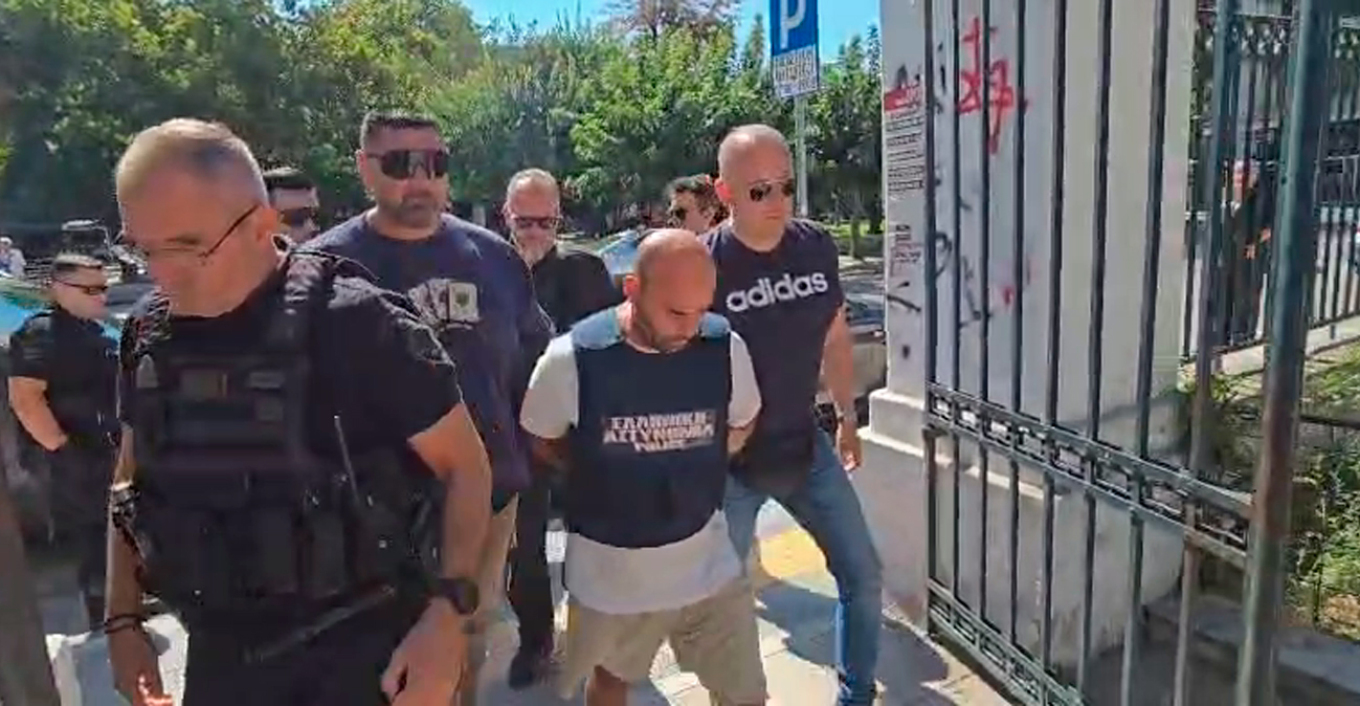 VIDEO: Προθεσμία να απολογηθεί την Τρίτη έλαβε ο 40χρονος συζυγοκτόνος στον Βόλο