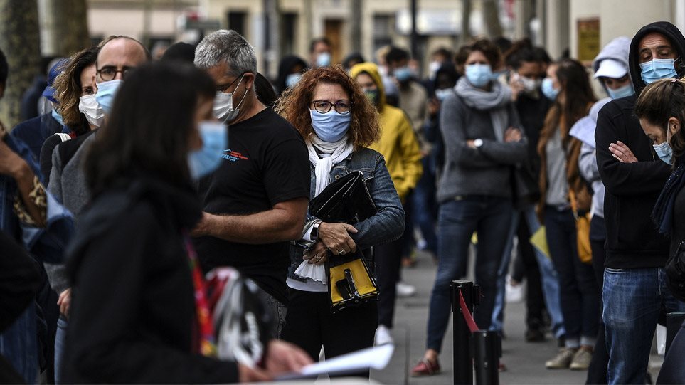 ΗΠΑ: Επιστρέφει η μάσκα και στους εμβολιασμένους στους εσωτερικούς χώρους