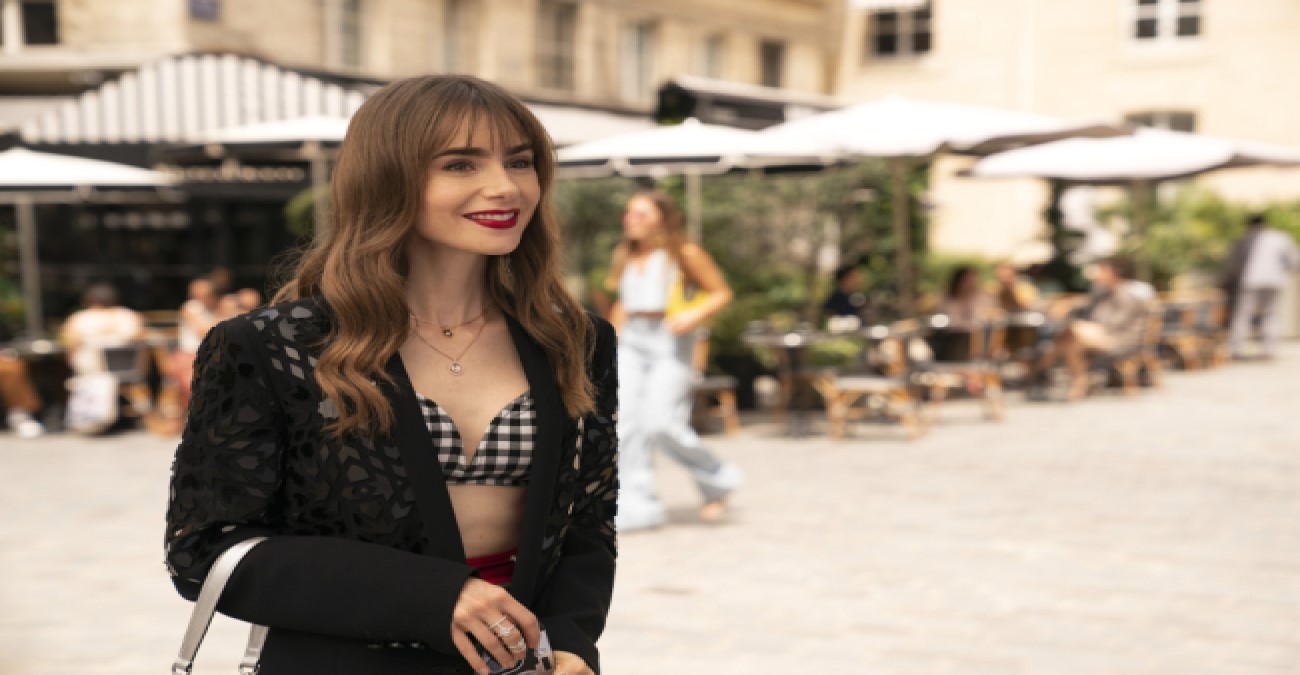 «Emily in Paris»: Τι συνέβη όταν η μικρότερη δημοσιογράφος μόδας στον κόσμο πήρε συνέντευξη από το καστ