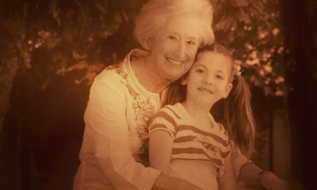 Ειρήνη Κουμαριανού: Όταν η εγγονή της, είπε τα πάντα για την γιαγιά της σε ένα βίντεο 3′