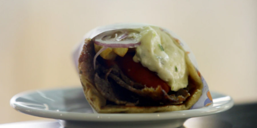 Απίστευτο: Ατελείωτες ουρές σε εστιατόριο στο Μπέρμιγχαμ που σερβίρει «greek gyros» αξίας 17 ευρώ