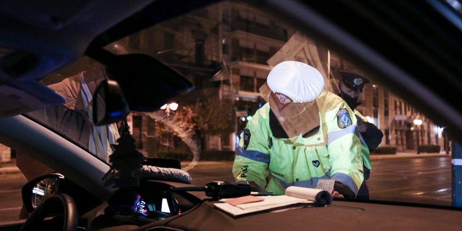 ΕΛΛΑΔΑ: Η συγκινητική ανάρτηση αστυνομικού και το... 'πρόστιμο': Ηλικιωμένη βγήκε να δει στολισμένη την Αθήνα - ΦΩΤΟ