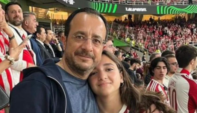 Με την κόρη του στην Αθήνα ο Χριστοδουλίδης - Πήγαν στο γήπεδο για τον τελικό του Conference League - Φωτογραφία